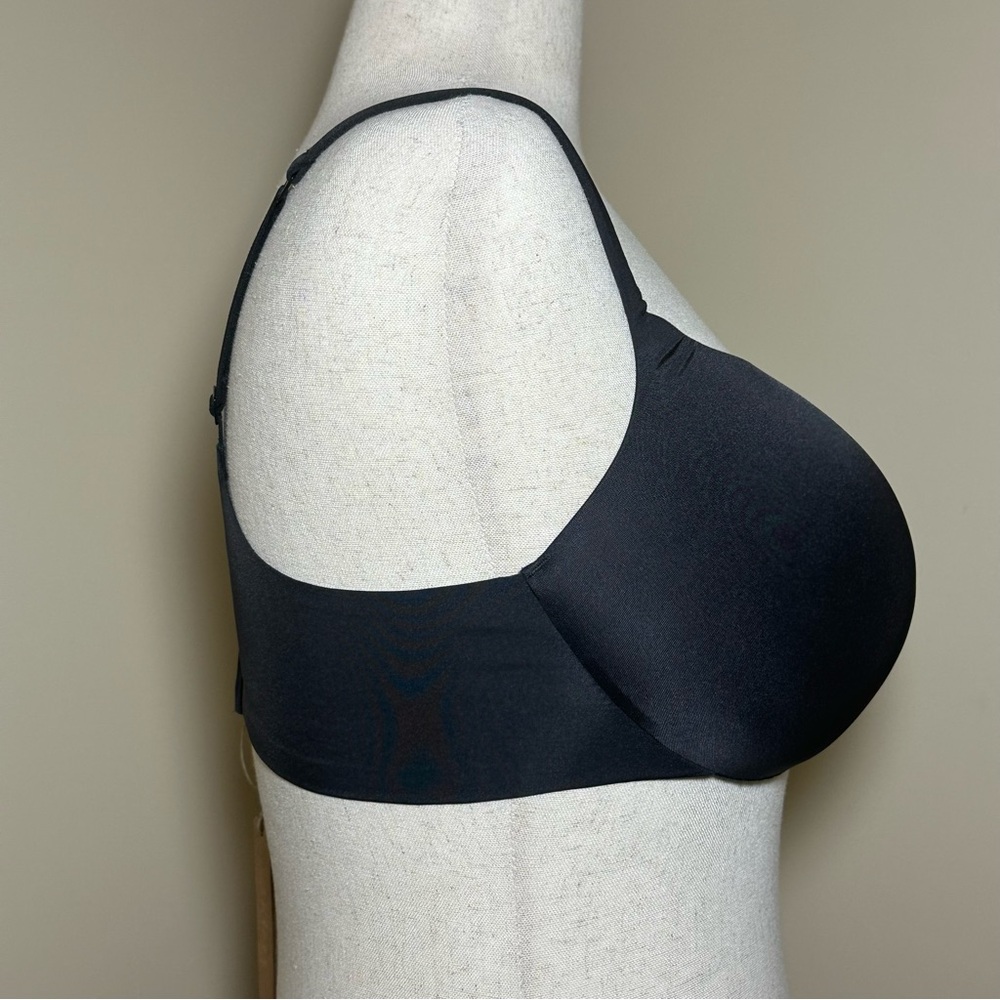 SKIMS Black Seamless Molded T-Shirt Bra - Picture 2 of 9
